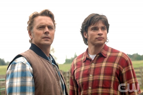 TheCW Staffel1-7Pics_64.jpg - SMALLVILLE"Exposed" (Episode #505)Image #SM505-0006Pictured (l-r): John Schneider as Jonathan Kent, Tom Welling as Clark KentCredit: ©ÊThe WB/Sergei Bachlakov